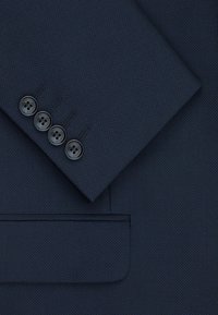 Morska niebieska teksturowana marynarka o rękawach z czterema czarnymi guzikami i kieszenią z klapką w pasującym materiale.