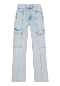 Pantalones cargo de denim azul claro que presentan dos bolsillos laterales, un diseño de pierna recta y dobladillos deshilachados para añadir textura y detalle.