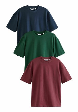 Tres camisetas de manga corta en navy, verde oscuro y burdeos. Hechas de algodón, con cuello redondo y corte relajado.