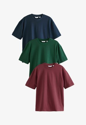 Trīs īsām piedurknēm t-krekli jūras zilā, tumši zaļā un bordo krāsā. Izgatavoti no kokvilnas, ar apaļu kakla izgriezumu un brīvu piegriezumu.