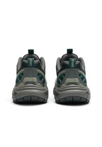 Scarpe sportive grigie e nere con una tomaia in mesh testurizzato, dettagli verdi, tallone rinforzato e suola ammortizzata.