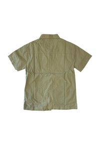 Camicia a maniche corte con colletto in tessuto khaki chiaro. Presenta una texture liscia, una singola cucitura sulla schiena e un'etichetta sul lato sinistro.