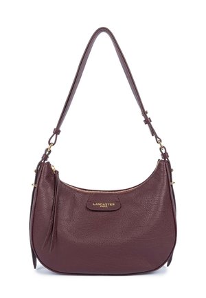 Sac à épaule en cuir marron Lancaster Paris avec fermeture éclair dorée et bandoulière réglable sur fond blanc.