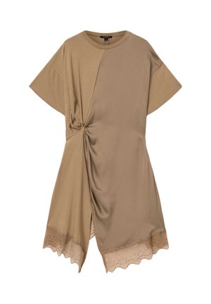 Asymmetrische beige jurk met korte mouwen, zijknoopdetail en kantafwerking langs de ongelijke zoom.