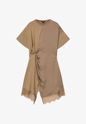 Asymmetrische beige jurk met korte mouwen, zijknoopdetail en kantafwerking langs de ongelijke zoom.