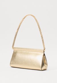 Pochette métallisée dorée avec un corps structuré et une chaîne. Présente une texture lisse et un design épuré et minimaliste.