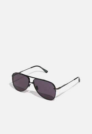 Occhiali da sole black metal con grandi lenti viola, un design geometrico e steli sottili. Presentano un marchio sottile sul braccio del tempio.