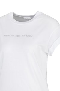 Weißes kurzärmliges T-Shirt mit hochgekrempelten Ärmeln und einem dezenten, spiegelverkehrten „REPLAY“-Logo auf der Brust.