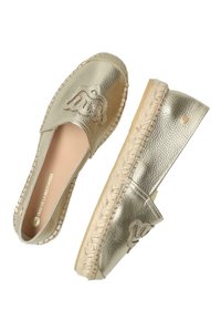 Espadrilles metálicas doradas con un acabado texturizado, que presentan un bordado decorativo en la parte superior y una suela de cuerda de yute natural.