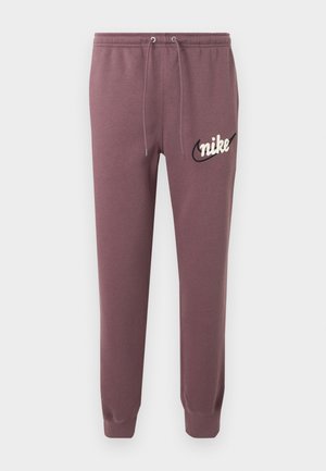 Mauve Nike joggingbroek met elastische tailleband, trekkoord, elastische boorden bij de enkels en een wit Nike-logo met zwarte swoosh op de linker dij.