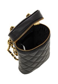 Borsa a mano in pelle nera con design trapuntato, hardware dorato, chiusura con zip e tracolla a catena; l'interno presenta una fodera in tessuto solido.