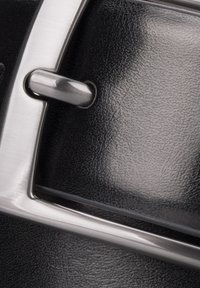 Czarny skórzany pasek o teksturowanej powierzchni z prostokątną srebrną klamrą metalową, posiadającą pętelkowy akcent i gładkie wykończenie. Zbliżenie.