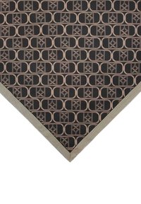 Fular întunecat cu modele, având designuri geometrice suprapuse în nuanțe de maro și negru, cu o margine stripe în tonuri neutre.