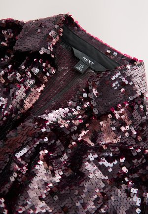 Bordeauxrotes Paillettenoberteil mit hohem Kragen und kurzen Ärmeln. Verfügt über eine strukturierte Oberfläche mit dicht angeordneten, reflektierenden Pailletten. Markenetikett sichtbar.