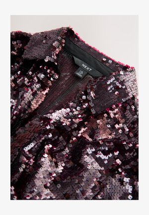 Bordeauxrotes Paillettenoberteil mit hohem Kragen und kurzen Ärmeln. Verfügt über eine strukturierte Oberfläche mit dicht angeordneten, reflektierenden Pailletten. Markenetikett sichtbar.