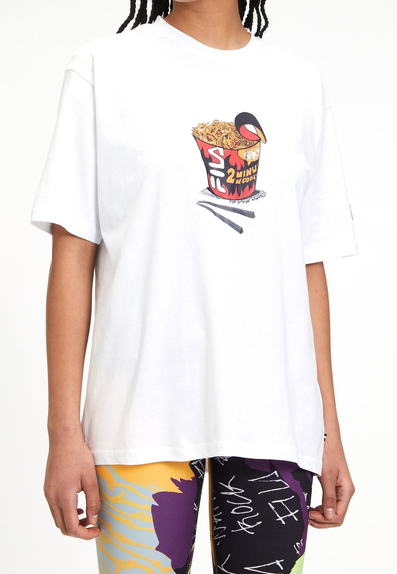 Vit t-shirt med en grafisk bild av en nudelskål med pinnar, kännetecknad av djärva färger och en avslappnad passform. Utsmyckad med lekfull text.