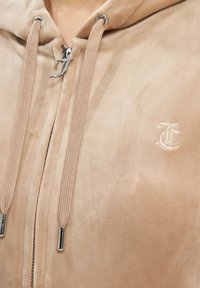 Juicy Couture ROBERTSON CLASSIC - Mikina so zipsom - brown