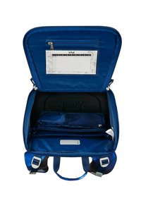 Zaino in tessuto blu con scomparto principale con zip, tasca interna in rete e tasca per il calendario. Presenta manici doppi e spallacci regolabili.