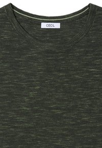 Mørkegrøn strikket sweater med rund hals og subtil tekstur. Har en mærkat med "CECIL" inde i kraven.