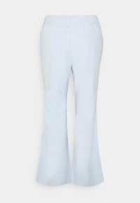 Pantalones acampanados de color azul claro, fabricados en una tela suave, que cuentan con una cintura elástica y una textura suave, diseñados para proporcionar comodidad y facilidad de uso.