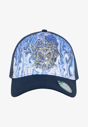 Blau-weiße marmorierte Baseballmütze mit einem dunkelblauen Schirm, versehen mit einem geprägten silbernen Emblem mit "CARLO COLUCCI" auf der Vorderseite.