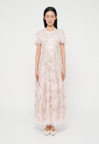 Lang lyserød kjole lavet af transparent stof, med blomsterbroderi og puffede tylærmer. Elegant design med en flydende silhuet.