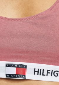 Tommy Hilfiger Formujúca podprsenka - english pink