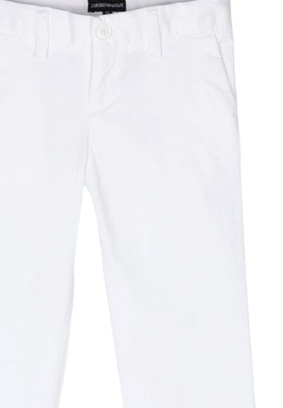 Pantaloni di cotone bianchi con design a gamba dritta, dotati di una chiusura con un solo bottone e vita classica, texture liscia, senza pattern.