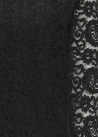 Svart spets tyg med intrikata blommönster och paisleymönster; har en texturerad design med varierande opacitet.