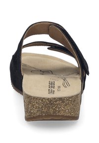 Zwarte suède sandaal met kurken zool, verstelbare achterband en gevoerde binnenzool. Het interieur heeft een bedrukt logo-detail.