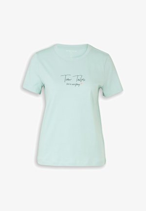 Chemise bleu clair à manches courtes avec encolure ronde, arborant les inscriptions "Tom Tailor" et "love is everything" avec un petit cœur rose sur la poitrine.