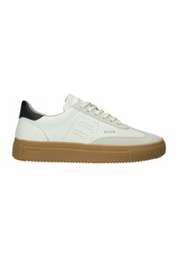 Sneaker in pelle bianca con accenti in suede grigi, tacco posteriore nero e suola in gomma beige. Presenta un lato perforato per la ventilazione e lacci piatti.