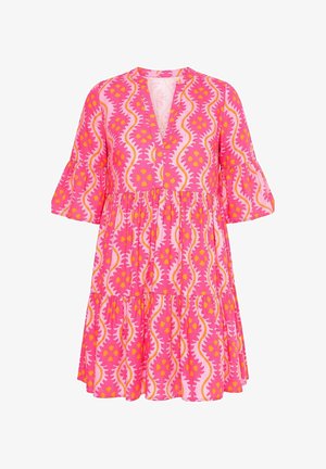 Vestito corto con fantasia rosa e arancione, gonna a balze, scollo a V e maniche svasate a metà lunghezza.