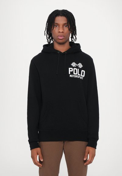 Sweat à capuche noir en mélange de coton, avec une poche kangourou à l'avant et un logo "POLO MOTORSPORT" en blanc, rehaussé d'accents de drapeau à damiers.