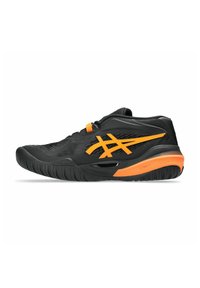 Zapatilla deportiva negra con un diseño de acento naranja, parte superior texturizada y una suela de goma duradera con un prominente diseño de tracción.