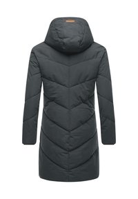 Mörkgrå vadderad jacka med huva, som har ett chevronmönster, långa ärmar och en rak design. Inkluderar en liten logodetalj på baksidan.