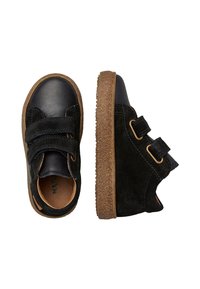 Baskets en cuir noir et daim avec brides velcro et semelle en caoutchouc marron texturée. Dotées d'un embout rond et de détails cousus.