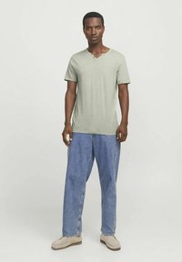 Jack & Jones ESPLIT NECK NOOS - T-shirts - iceberg green