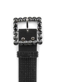 Cinturón negro con hebilla cuadrada que presenta cristales de roca negros. Superficie texturizada con patrones cuadrados, extremo en forma de punta y cierre de gancho metálico.