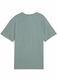 Camiseta de algodón verde, de manga corta, diseño liso con cuello redondo y un corte relajado. Textura suave, sin patrones ni acentos visibles.