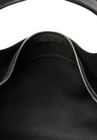 Interno di borsa in pelle nera con una texture liscia e opaca. Presenta una cerniera argentata lungo la parte superiore e un design minimalista senza cuciture.