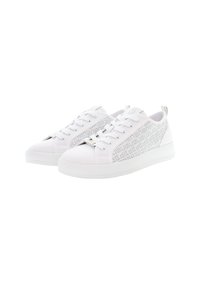 Zapatillas blancas con un diseño texturizado en los laterales que presenta un patrón geométrico repetido, con cordones en la parte delantera y una suela de goma plana.
