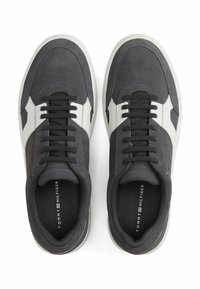Sneakers in suede grigio con dettagli in pelle bianca, punta tonda, lacci neri e colletto imbottito; con logo sulle sole interne e suola testurizzata.