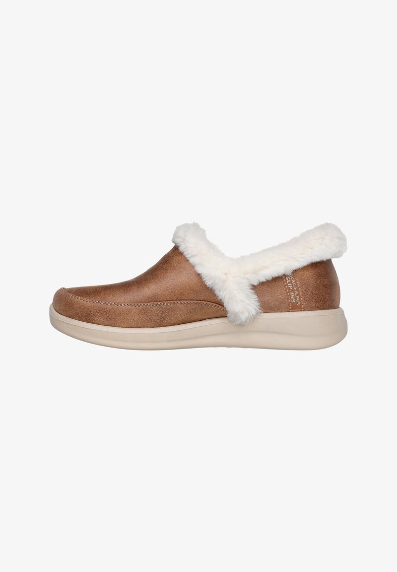 Brune slip-on sko lavet af glat materiale med en hvid pelskrave, der har en lys farvet sål og subtile syninger langs siderne.