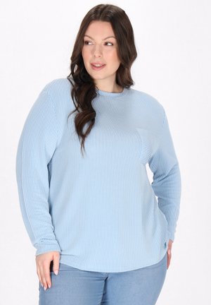 Světle modrý pletený sweatshirt s dlouhým rukávem, kulatým výstřihem a malou kapsičkou na prsou. Měkká textura s uvolněným střihem.