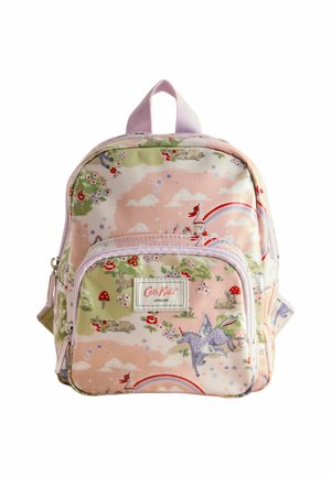 Malý ružový batoh s whimsical dizajnmi, ktoré zobrazujú jednorožce, stromy a kvety, s nápisom "Cath Kids London." Dve viditeľné zippered priehradky.