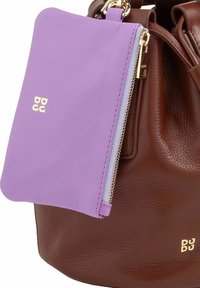 Bolso de mano de cuero marrón con un bolsillo con cremallera morado desmontable. Los acentos de hardware dorado, el diseño elegante y el acabado texturizado proporcionan contraste.