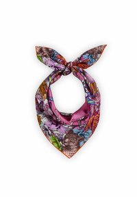 Zijde sjaal met een roze basis en een levendig, veelkleurig tropisch patroon, inclusief luipaard- en bloemdesigns, met puntige uiteinden.