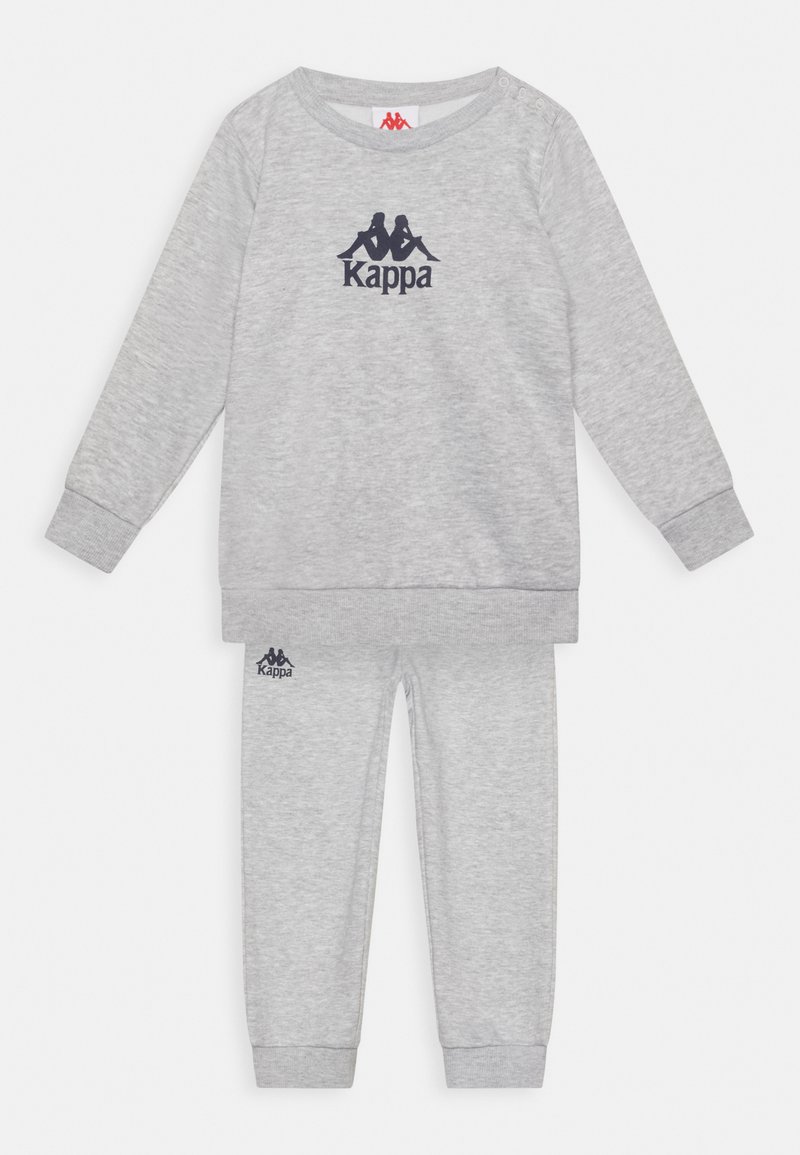 Grau Baumwollpullover und passende Hose, mit einem marineblauen Logo und Bündchen. Das Oberteil hat einen Rundhalsausschnitt mit Druckknöpfen an einer Schulter.