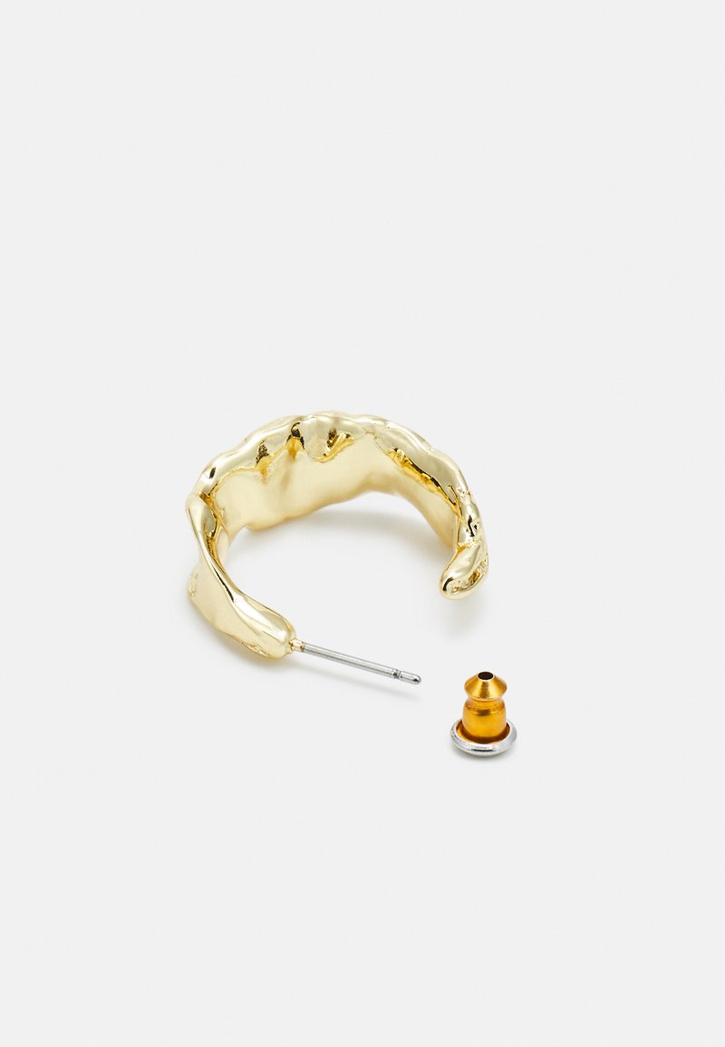 Damen Halsketten | Pilgrim ELARA ORGANIC SHAPED HOOP EARRINGS Ohrringe gold-coloured/goldfarben - ZU06666 Damen Halsketten | Pilgrim ELARA ORGANIC SHAPED HOOP EARRINGS Ohrringe gold-coloured/goldfarben - ZU06666